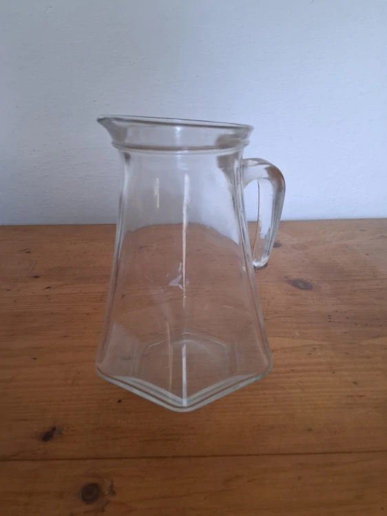 Skleněný džbán, 1l. Výška 21cm