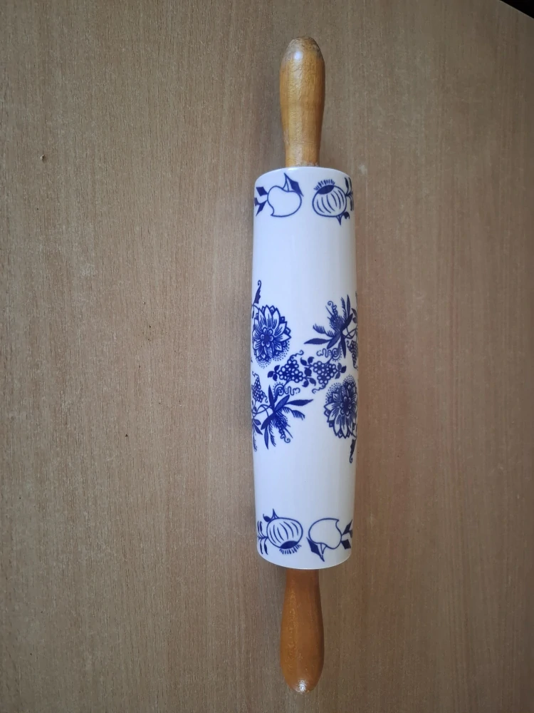 Váleček na těsto, porcelán, dekor cibulák