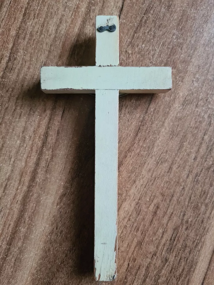 Kříž na zavěšení, dřevěný bílý 