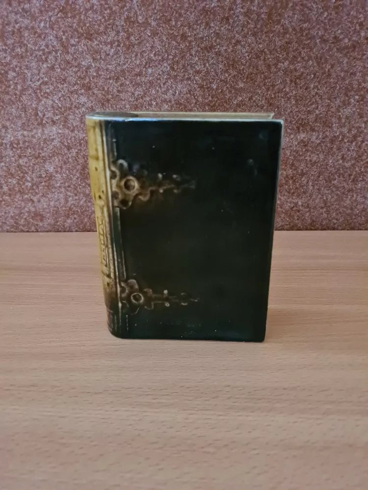 Porcelánová placatka na alkohol, tvar kniha