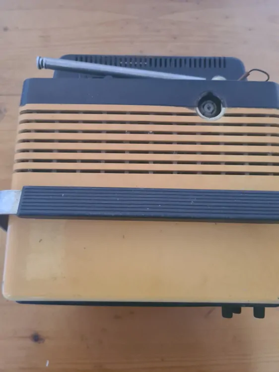 Stará přenosná televize, prodávám jako nefunkční, neodzkoušeno 