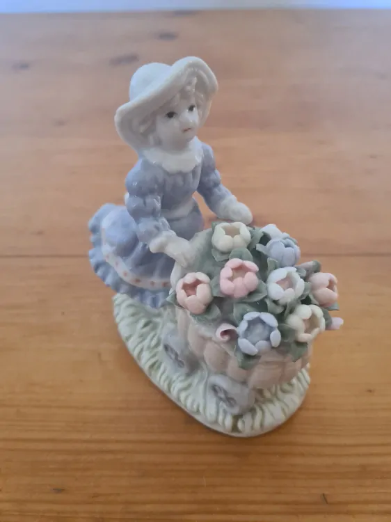 Soška dívka s vozíkem květin, délka 10cm