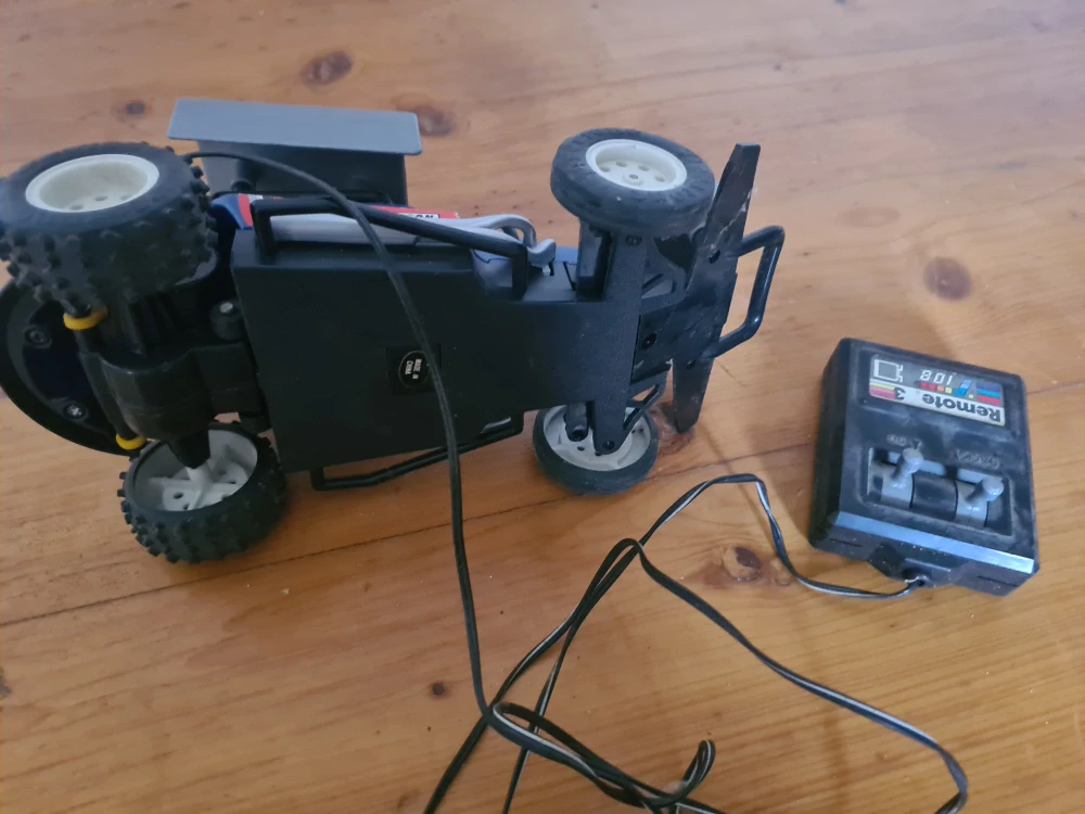 Retro auto, autíčko, formule Remote
