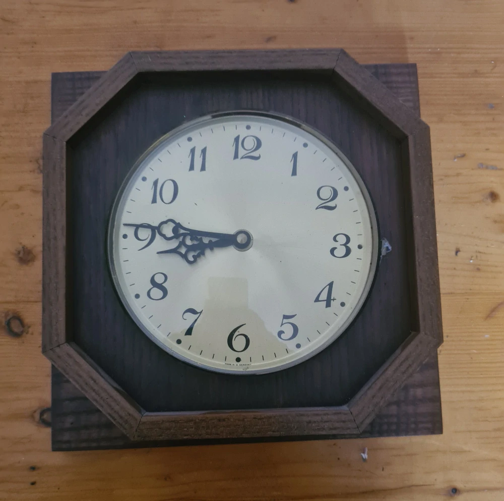 Hodiny dřevěné na zeď, na 1x AA baterie 