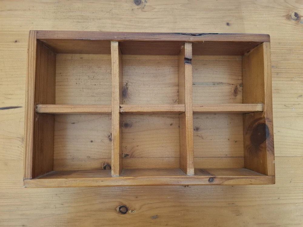 Dřevěná polička na miniatury k zavěšení 