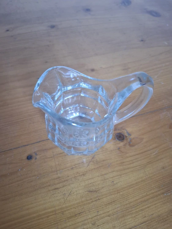 Skleněná konvička, džbánek na mléko, pochutiny, lisované sklo 