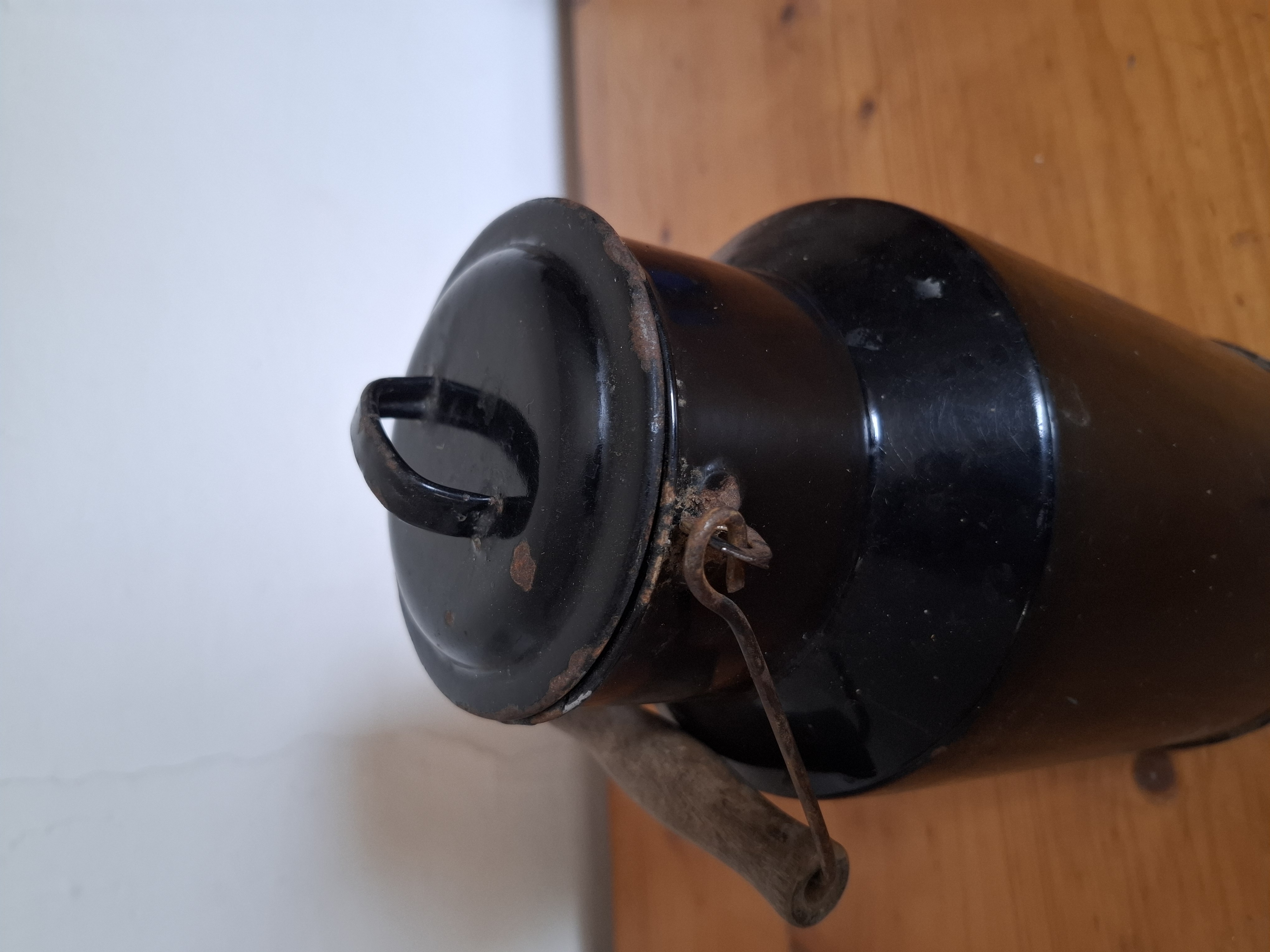 Bandaska, konvička na mléko, černá, smalt, výška 30cm