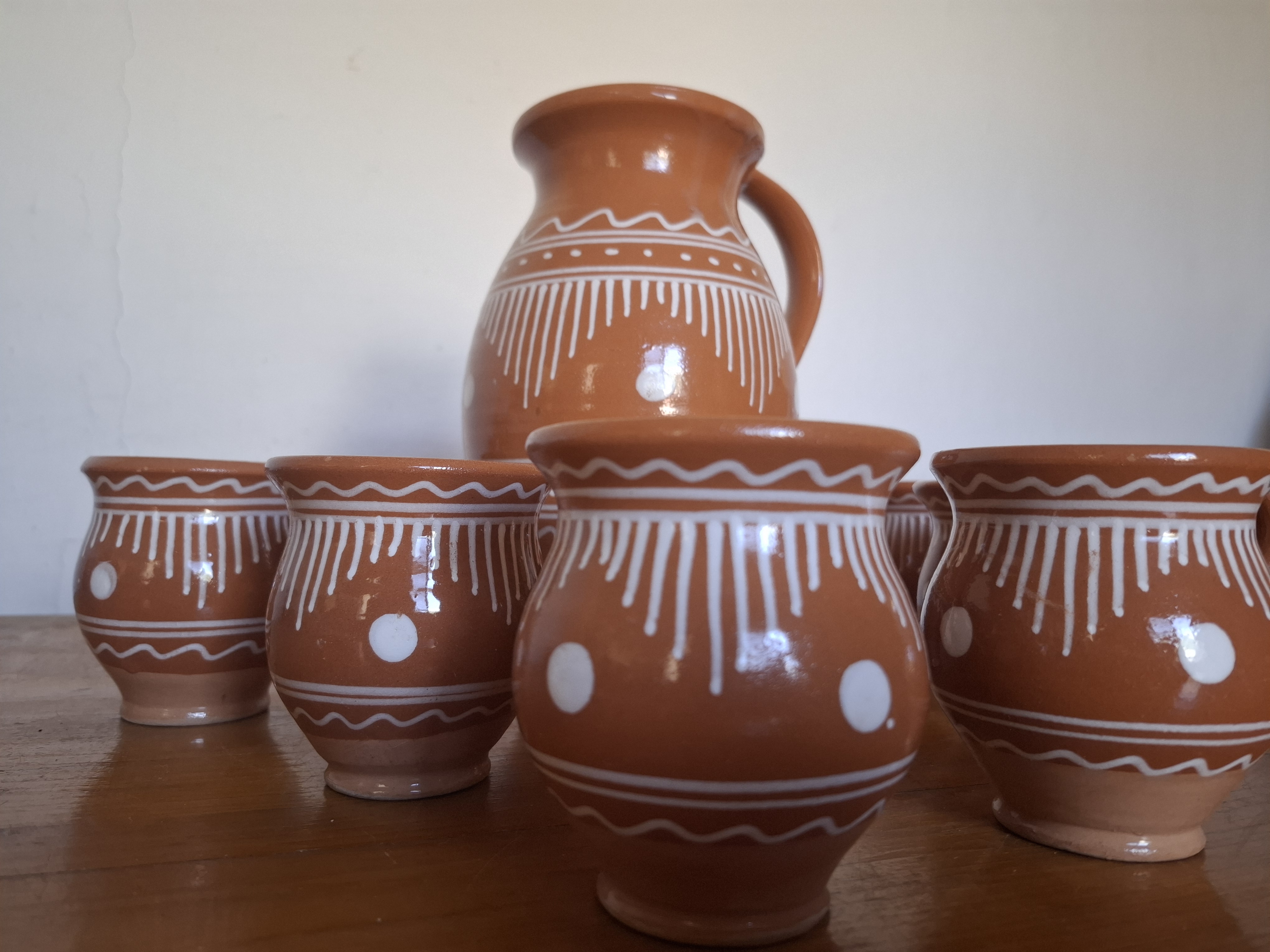 Malovaná souprava na nápoje, džbán a hrnky