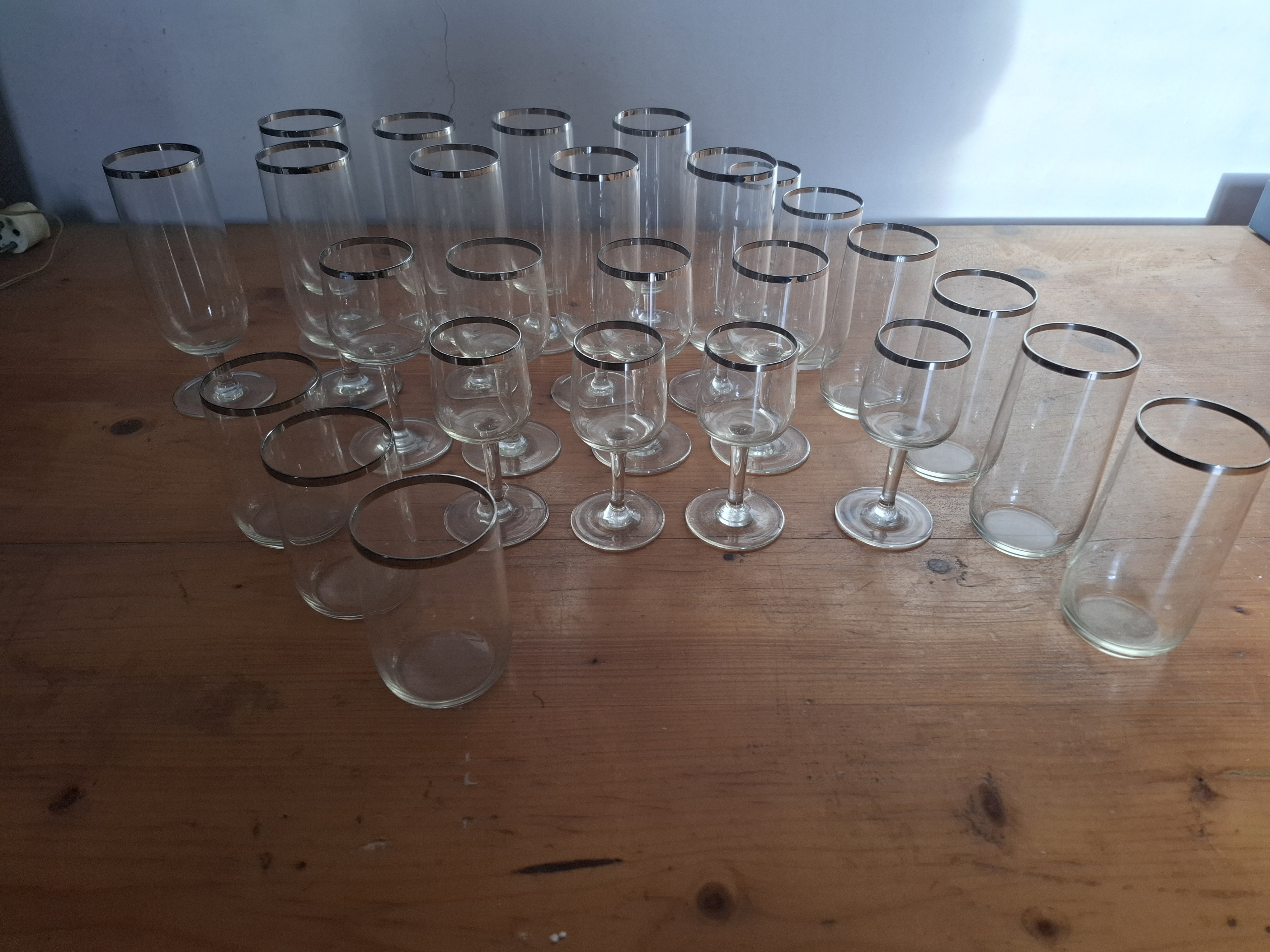 Sklenice, sada 26ks, stříbrná linka, cena za vše 