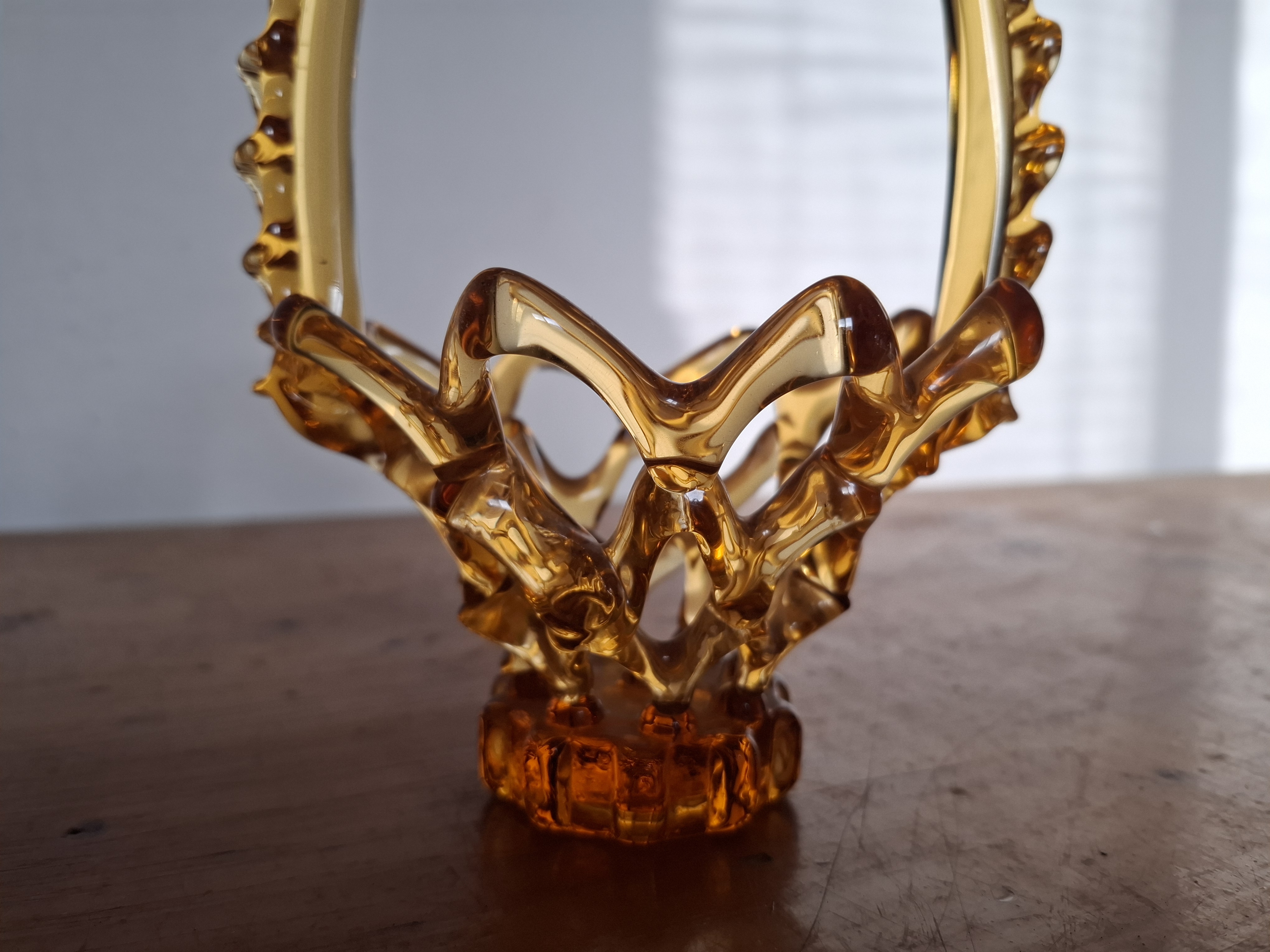 Košík, prolamované hutní jantarové sklo, sklárna Chřibská (Crystaley), bez poškození 