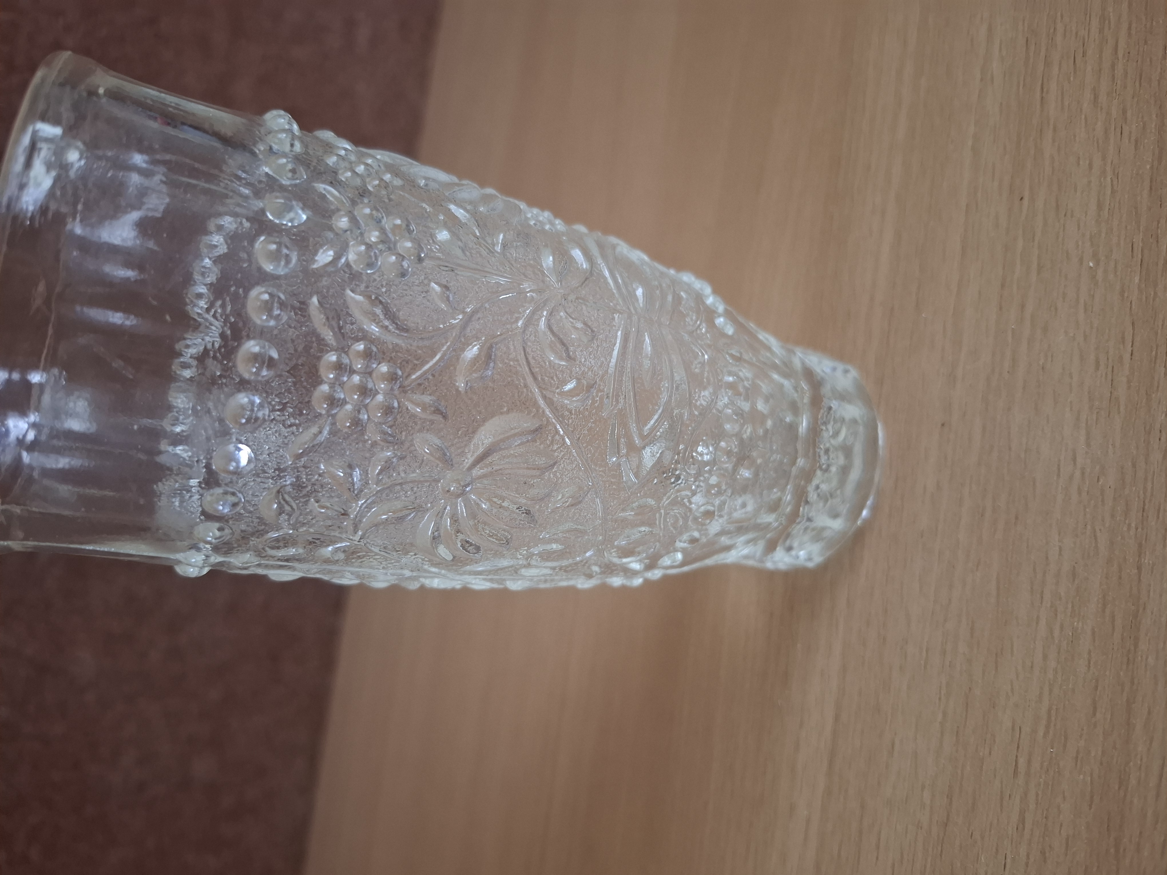 Retro váza, P. Pánek, dekor cibulák, lisované sklo, výška 15,5cm