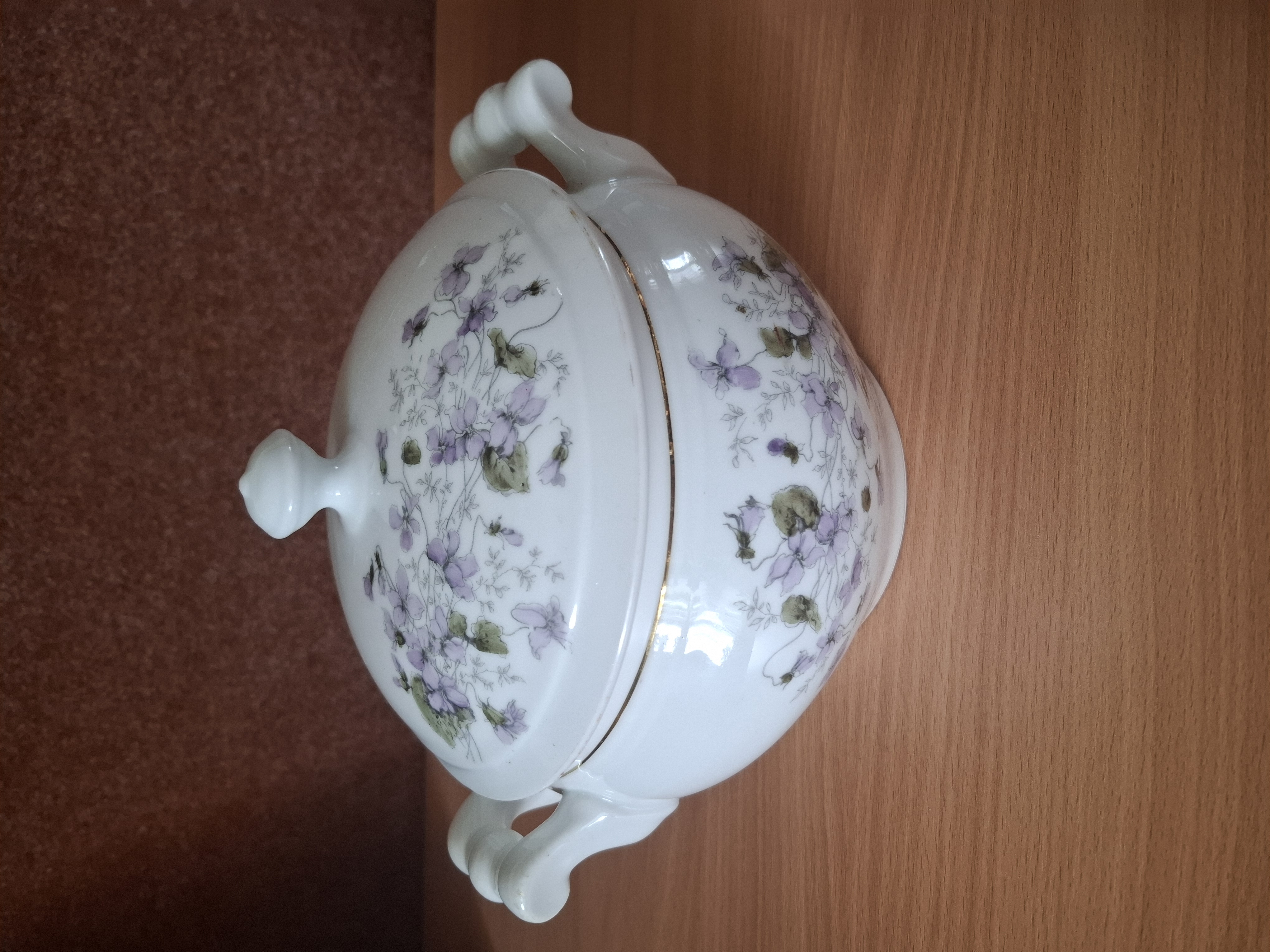 Terina, polévková mísa fialky zn. číslo 