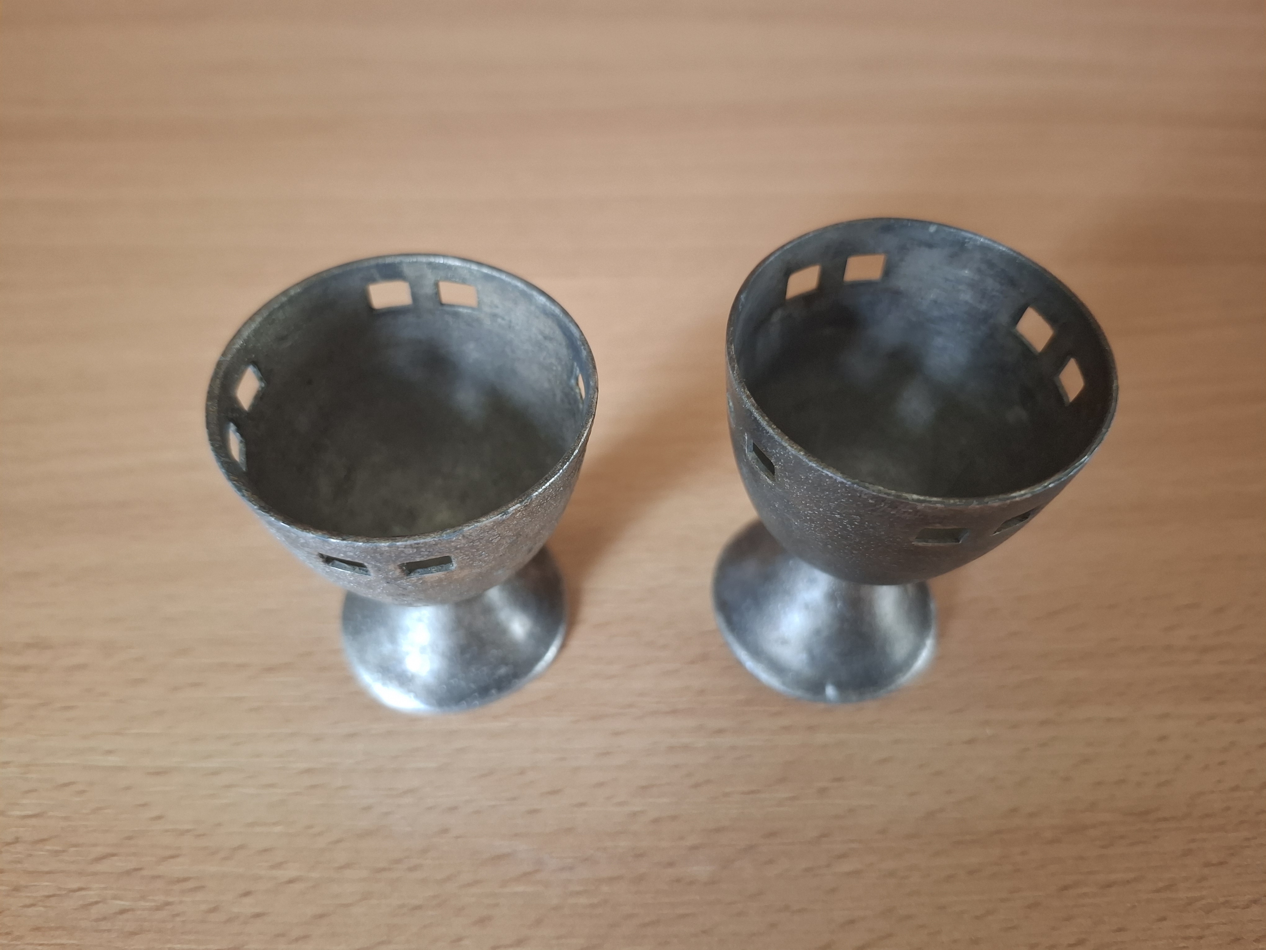 Starožitné kalíšky na vajíčka, 20.léta min. stol., pravděpodobně cín, cena za vše 