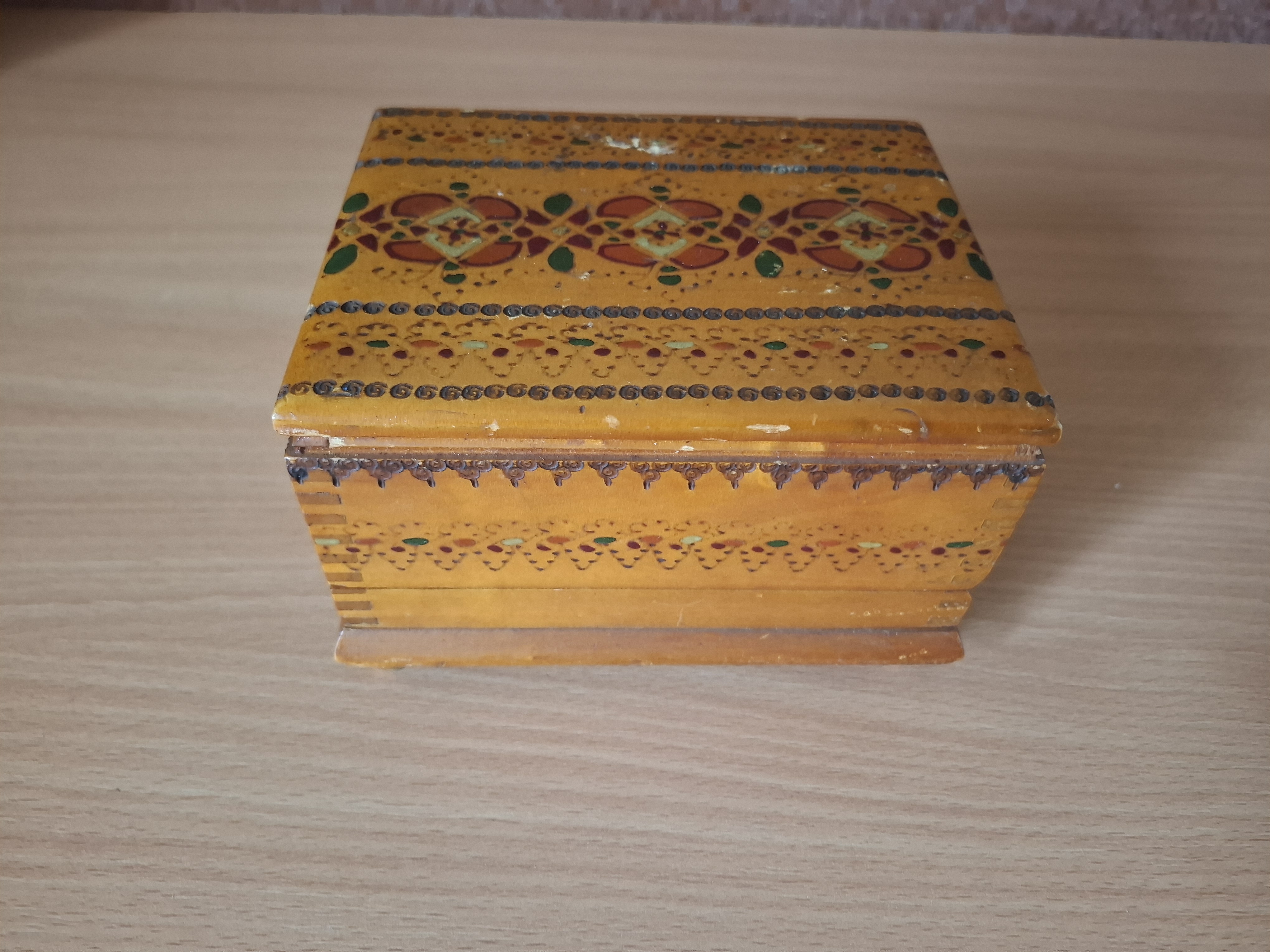 Retro dřevěný box na cigarety, tabatěrka 15x12x9cm