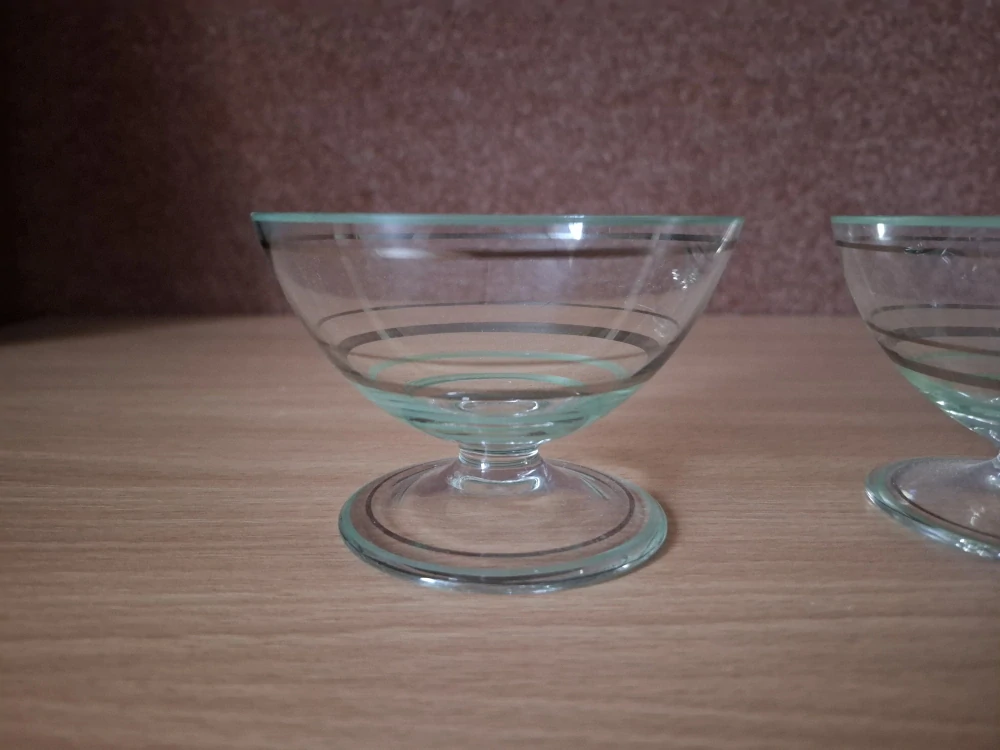 2x starožitná miska, tenké zdobené sklo,výška 7cm, průměr 9,5cm, vena za vše