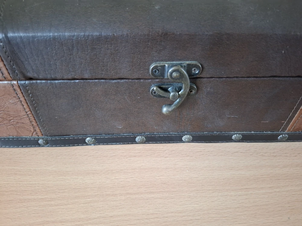 Parádní menší dřevěna truhla v kožence 