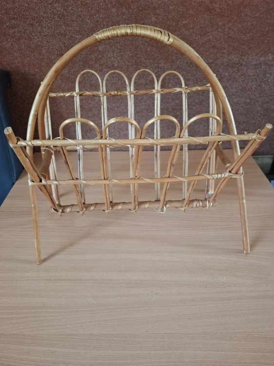 Retro proutěný košík na noviny, časopisy 