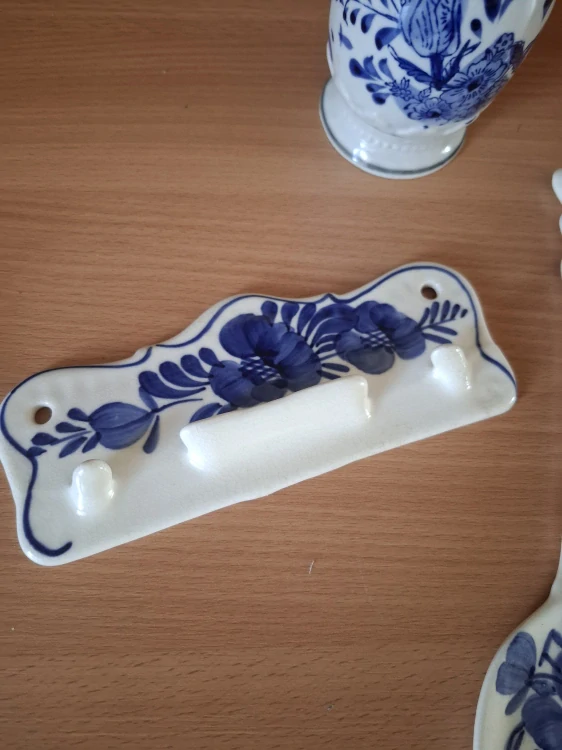 Keramika do kuchyně, věšák, vidlička, váza, modrý dekor