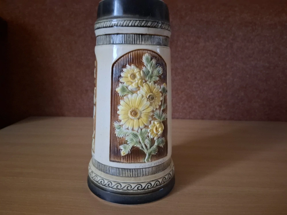 Nádherný porcelánový korbel s květy, Sitzendorf, Německo
