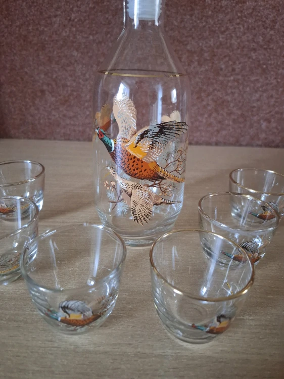 Krásná vintage karafa se šesti štamprlemi, dekor bažant, myslivost