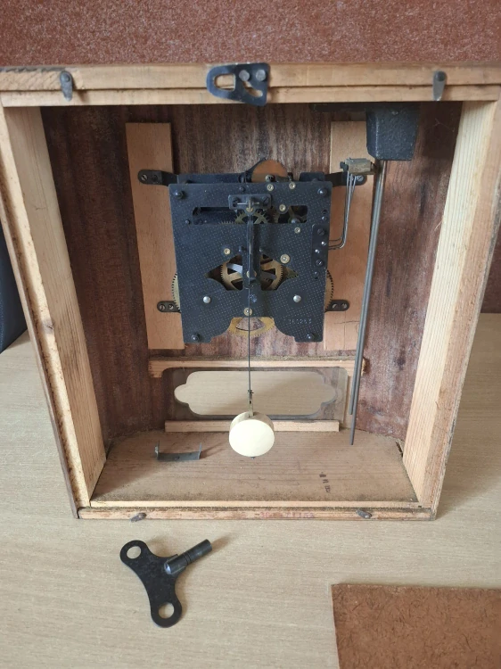 Starožitné nástěnné hodiny s klíčkem, funkční, Czechoslovakia