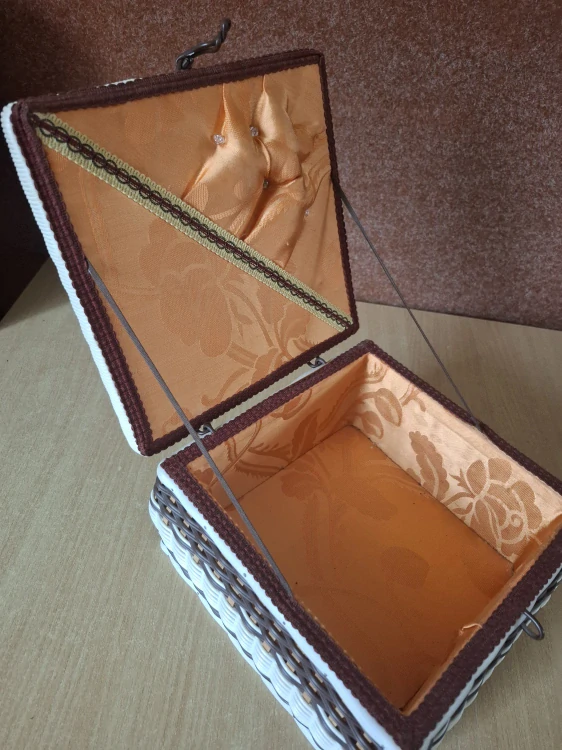 Retro box na šití a jiné poklady. Velice dobrý stav,
