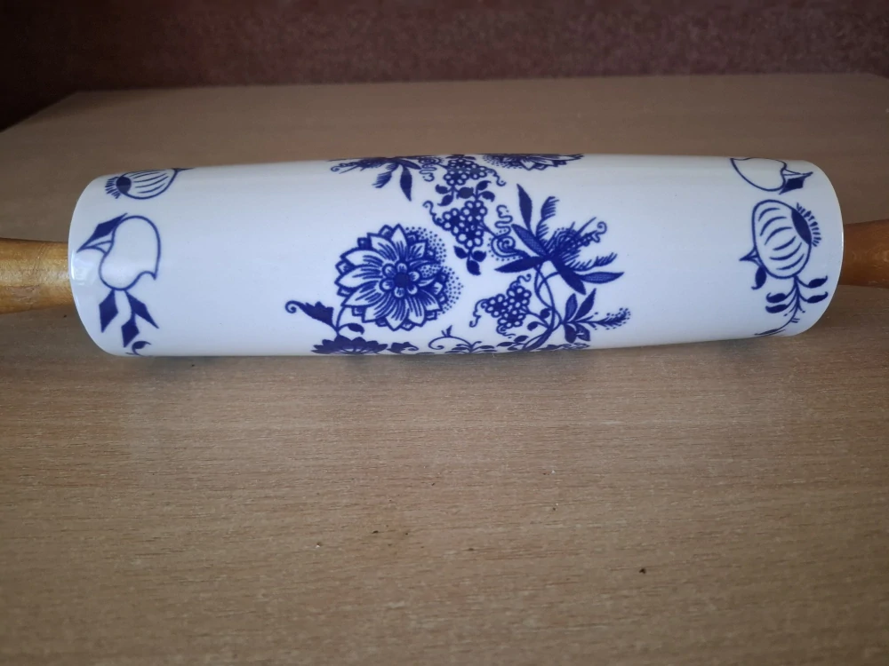 Váleček na těsto, porcelán, dekor cibulák