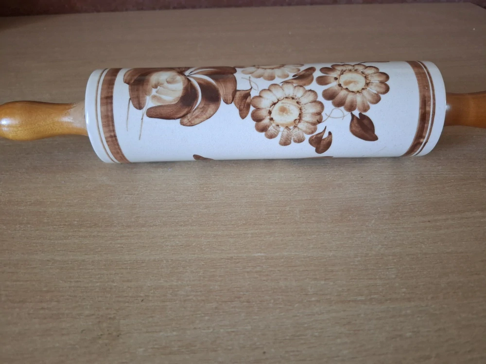 Váleček na těsto, porcelánový s hnědým dekorem.