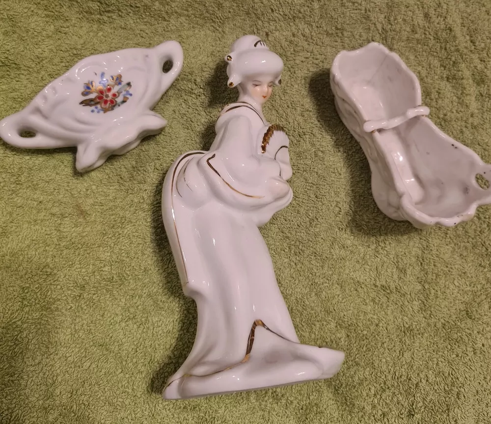Socha, soška žena, Geisha, výška 19cm, bez značení + 2ks porcelánu zdarma 