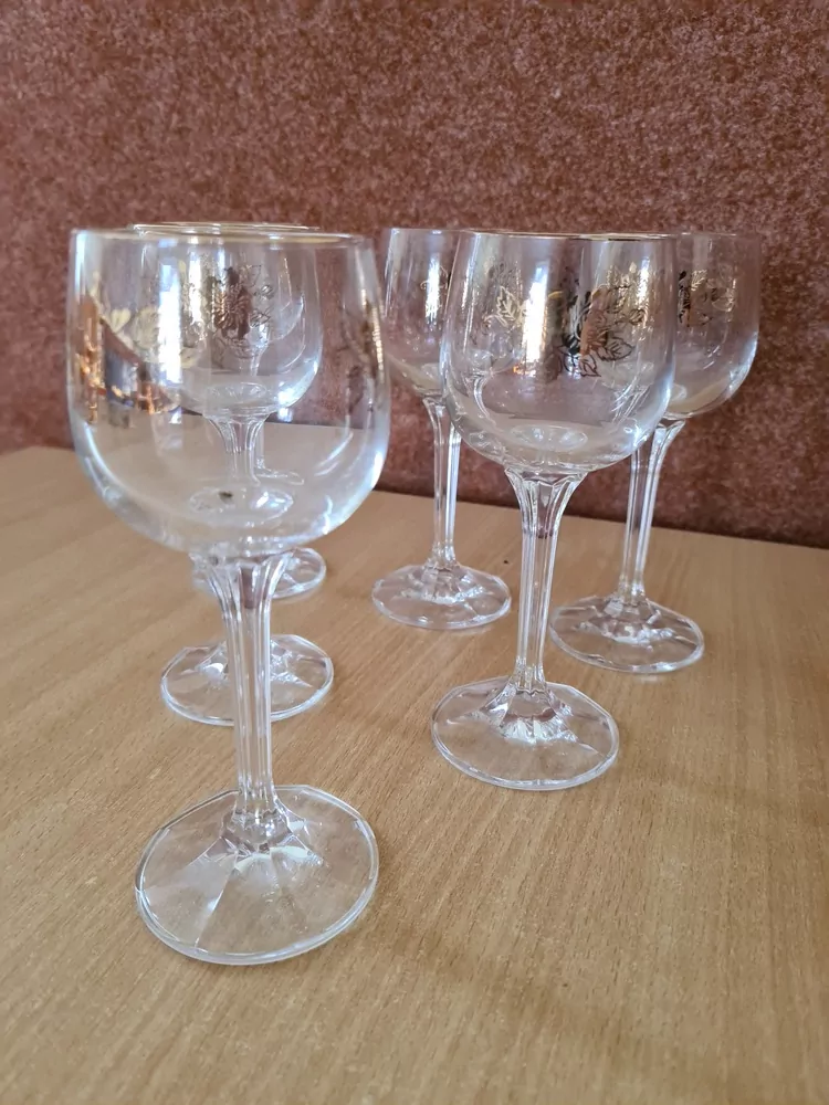 Sklenice na víno, 6x, zlaté zdobení, cena za vše 