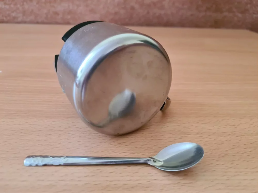 Cukřenka se lžičkou, kov