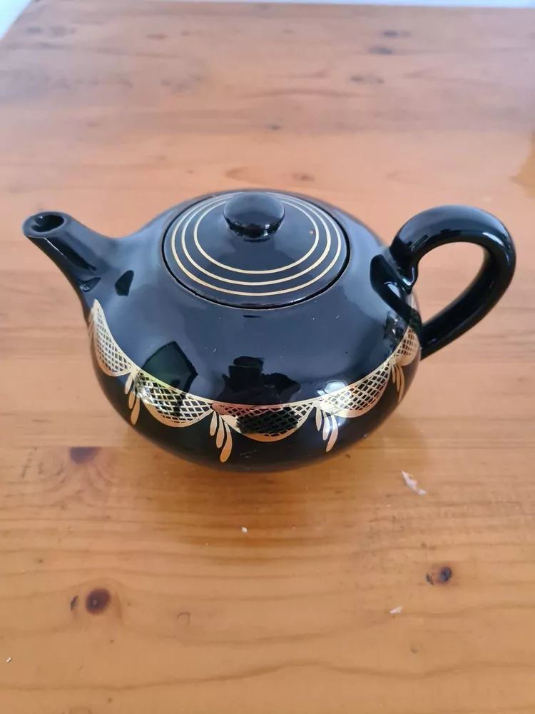 Keramická sada, černá se zlatým zdobením, 6+6+mléčenka a konvička a cukřenka, cena za vše 