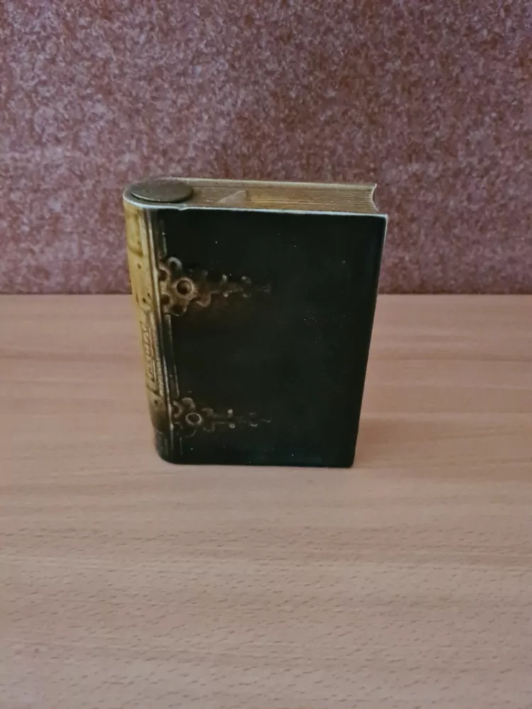 Porcelánová placatka na alkohol, tvar kniha