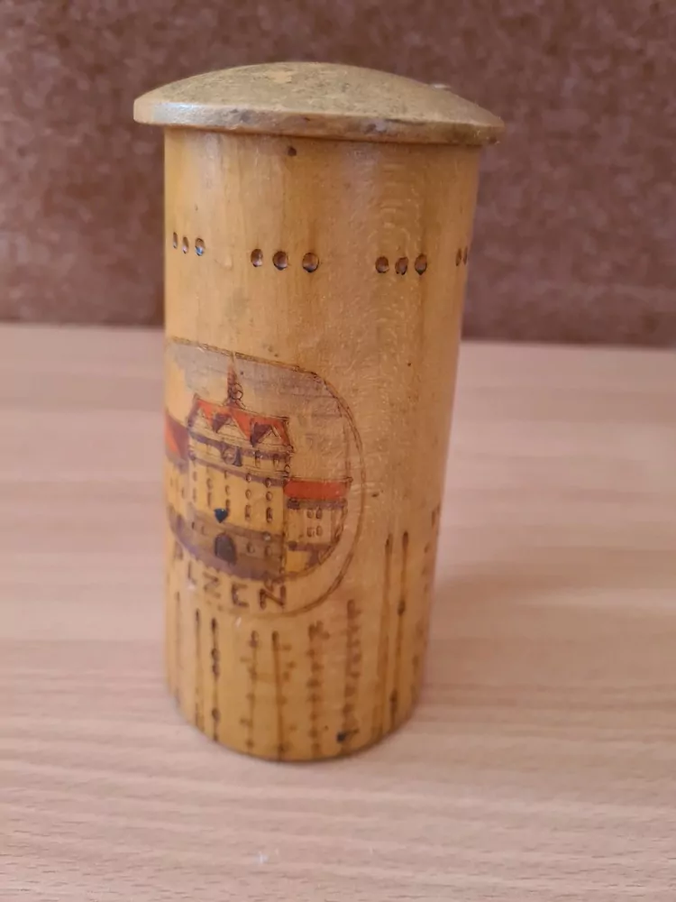 Pivní korbel, vypalovaný motiv Plzeň 