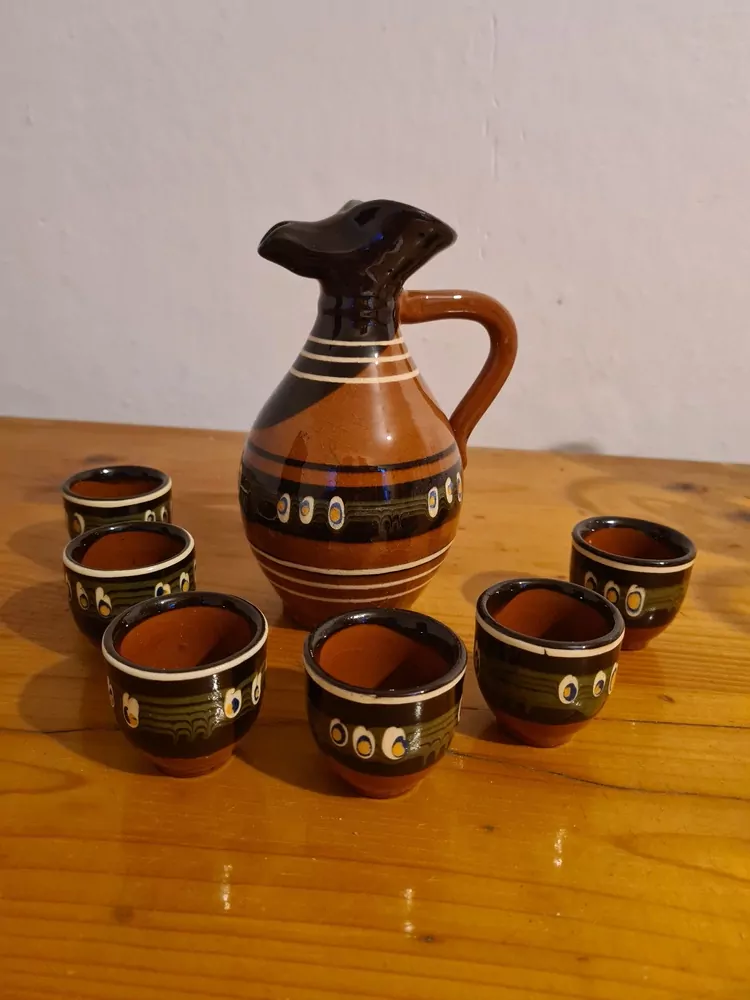 Bulharská keramika, karafa a 6 štamprlí, tmavá 