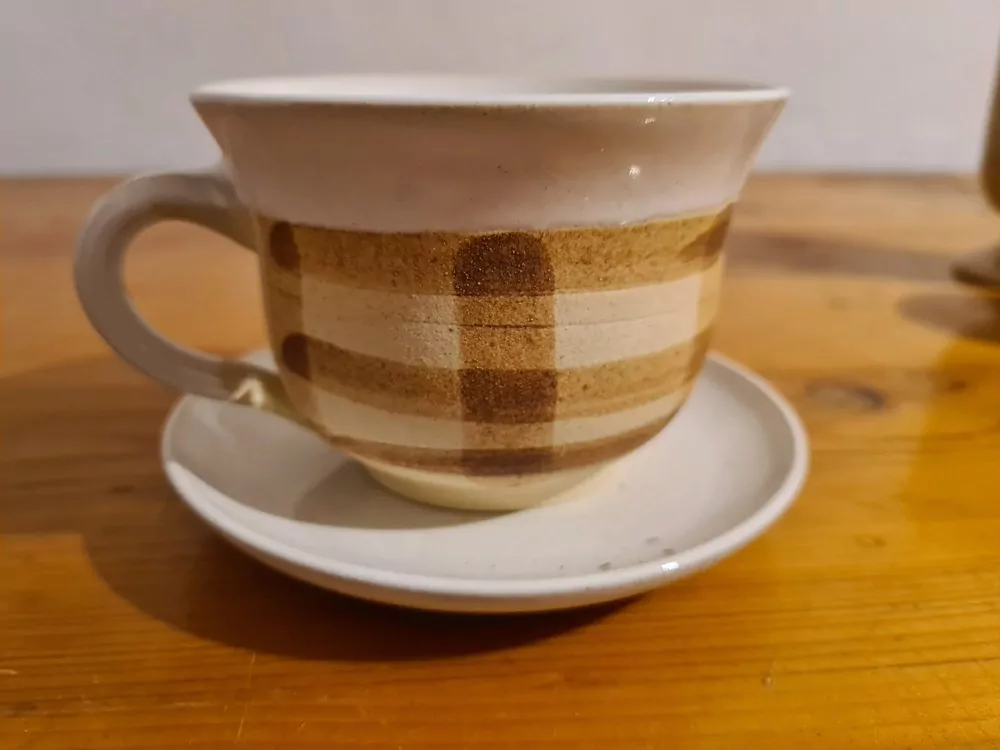 Keramika, hrnek, hrníček s podšálkem, hnědé karo