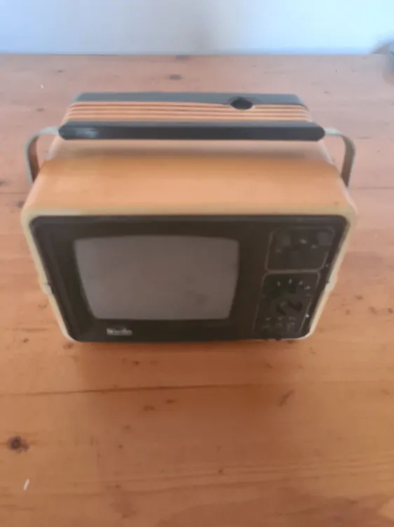 Stará přenosná televize, prodávám jako nefunkční, neodzkoušeno 