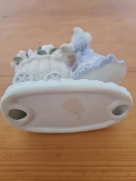 Soška dívka s vozíkem květin, délka 10cm