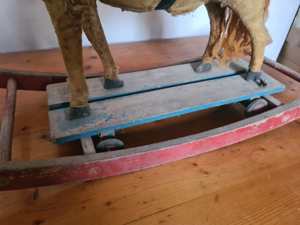 Starožitný houpací koník s kolečky, drevěný, délka 96cm, výška 53cm