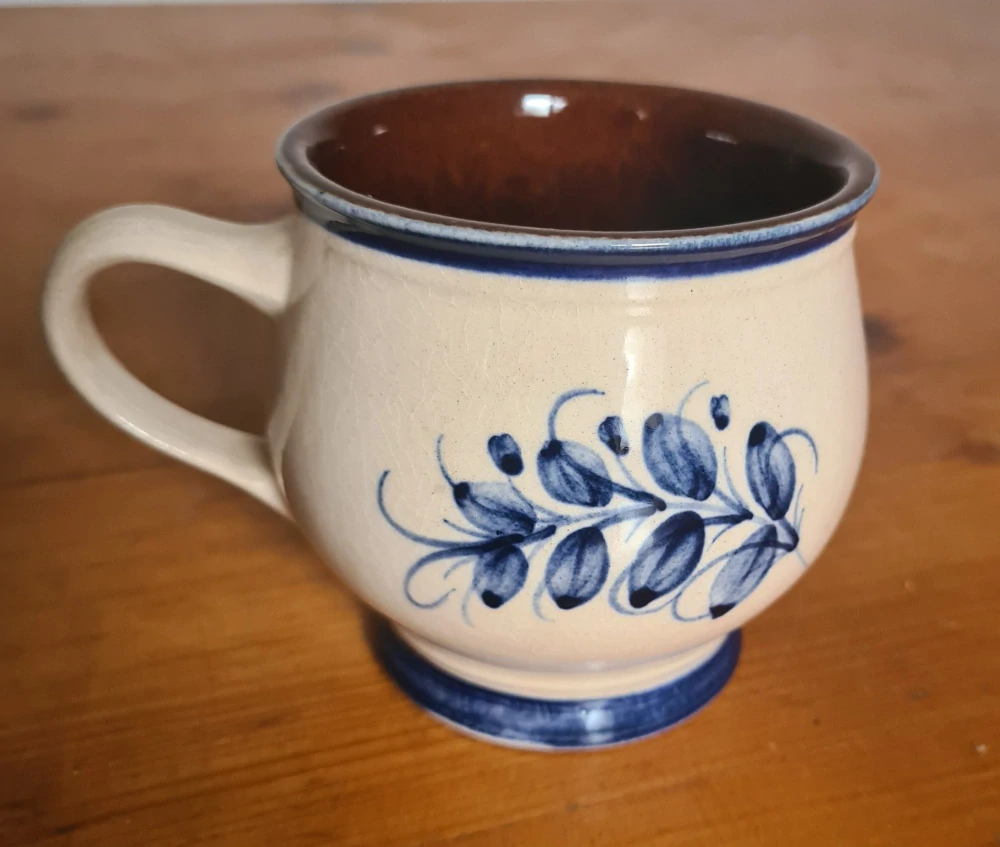 Keramika, hrnek s modrými květy