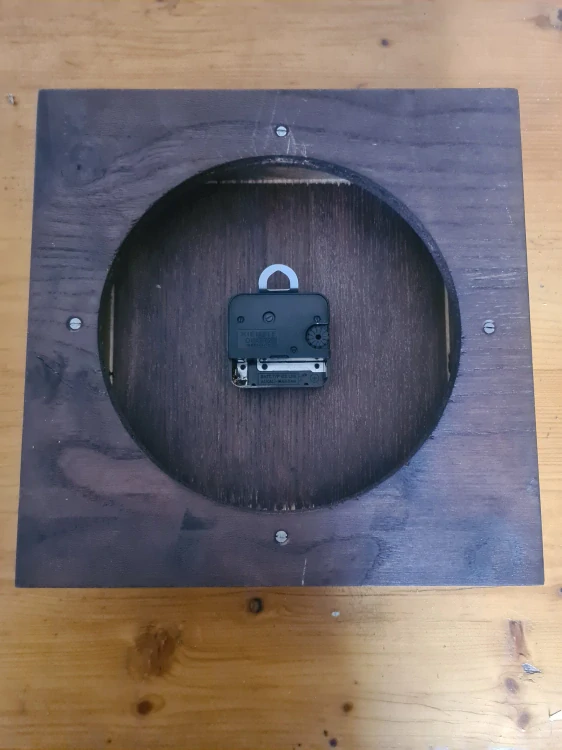 Hodiny dřevěné na zeď, na 1x AA baterie 