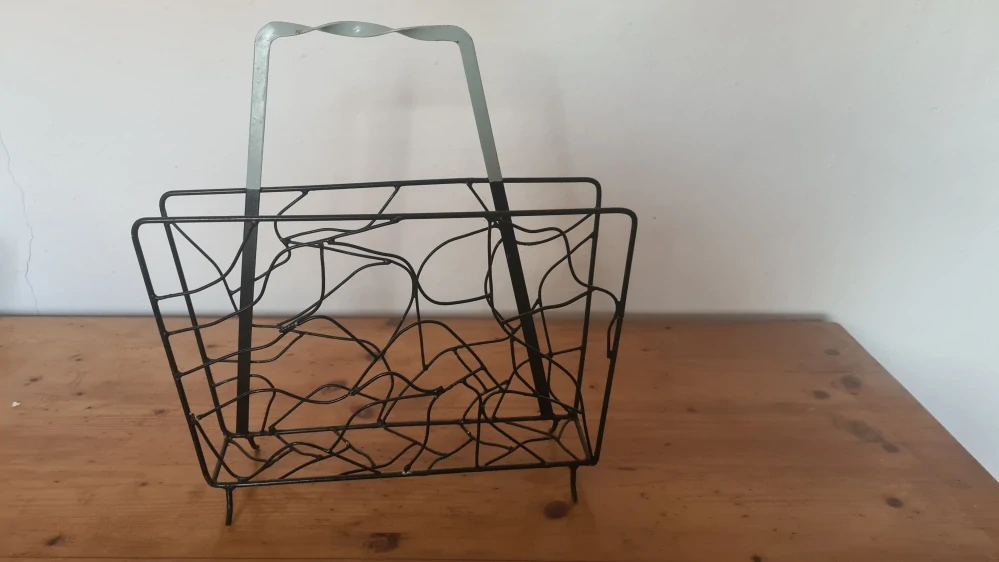 Retro kovový stojan na noviny, časopisy 29/43 (s uchem)×42cm