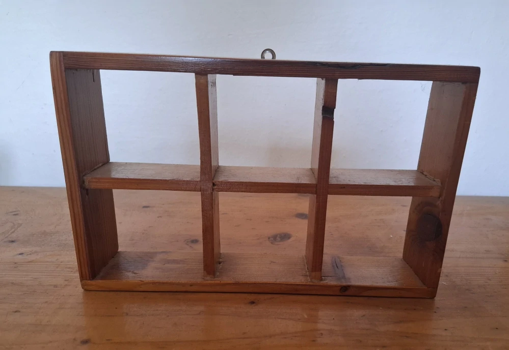 Dřevěná polička na miniatury k zavěšení 