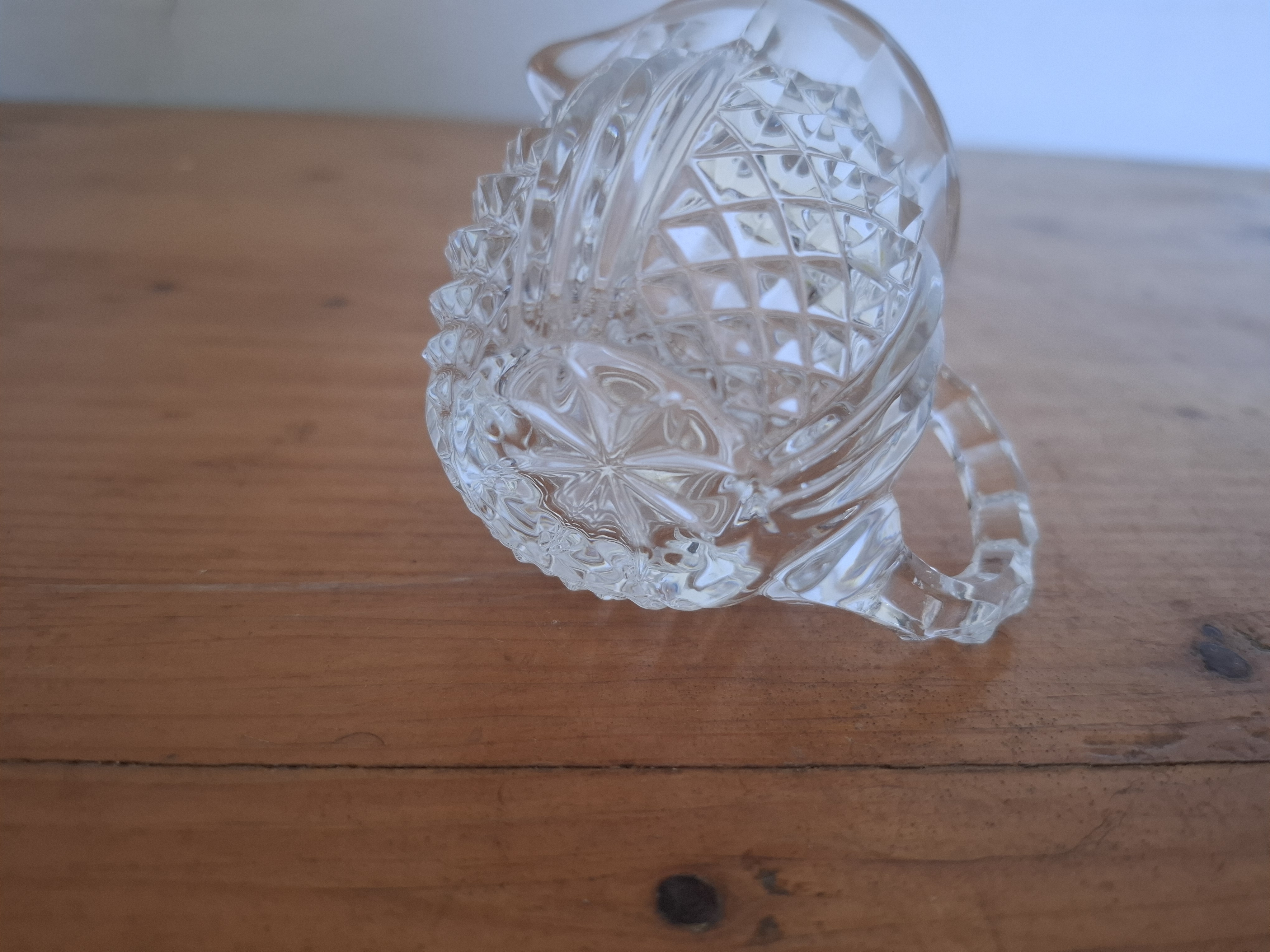 Konvička, lisované sklo, výška 7cm, průměr 6,5cm