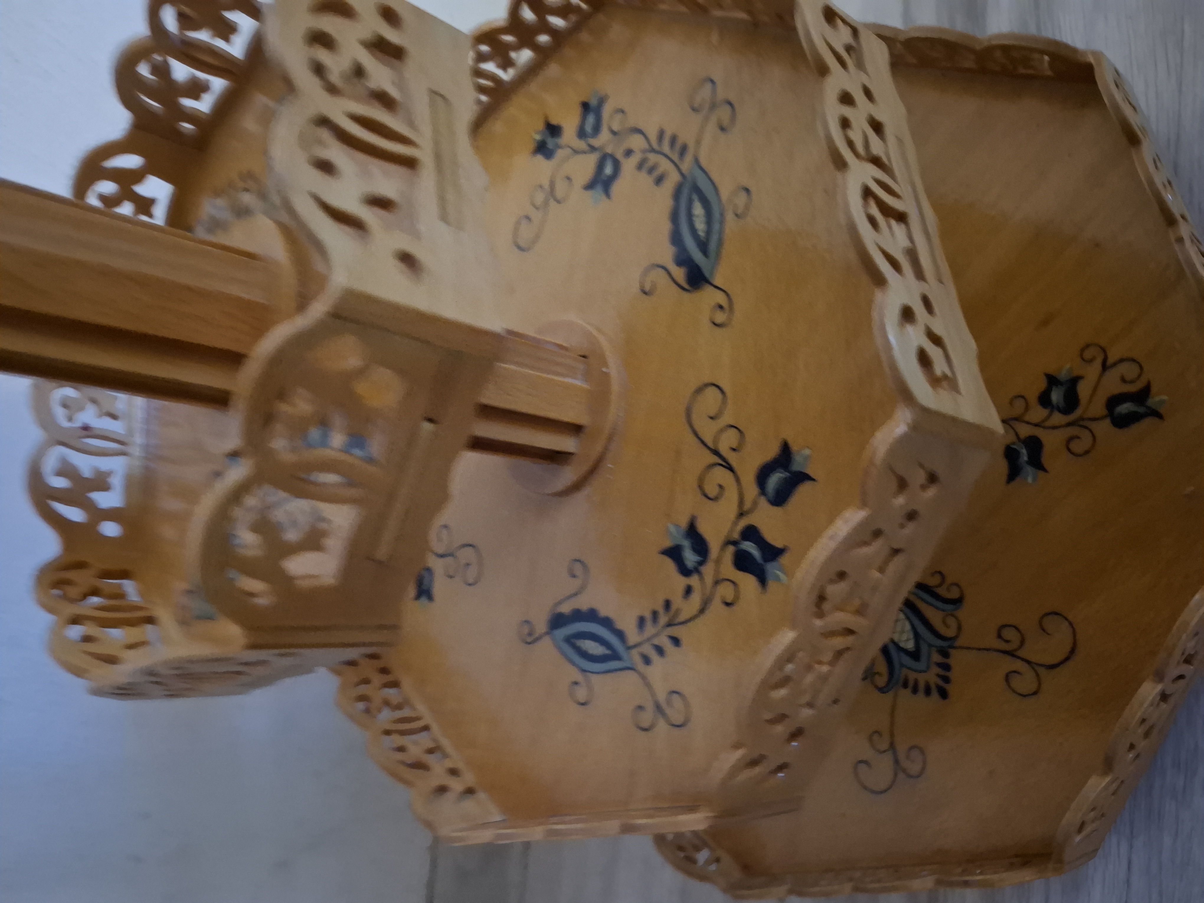 Nádherný dřevěný etažér, krásně zdobený, výška 44cm, rozměr spodního dílů 34x34cm