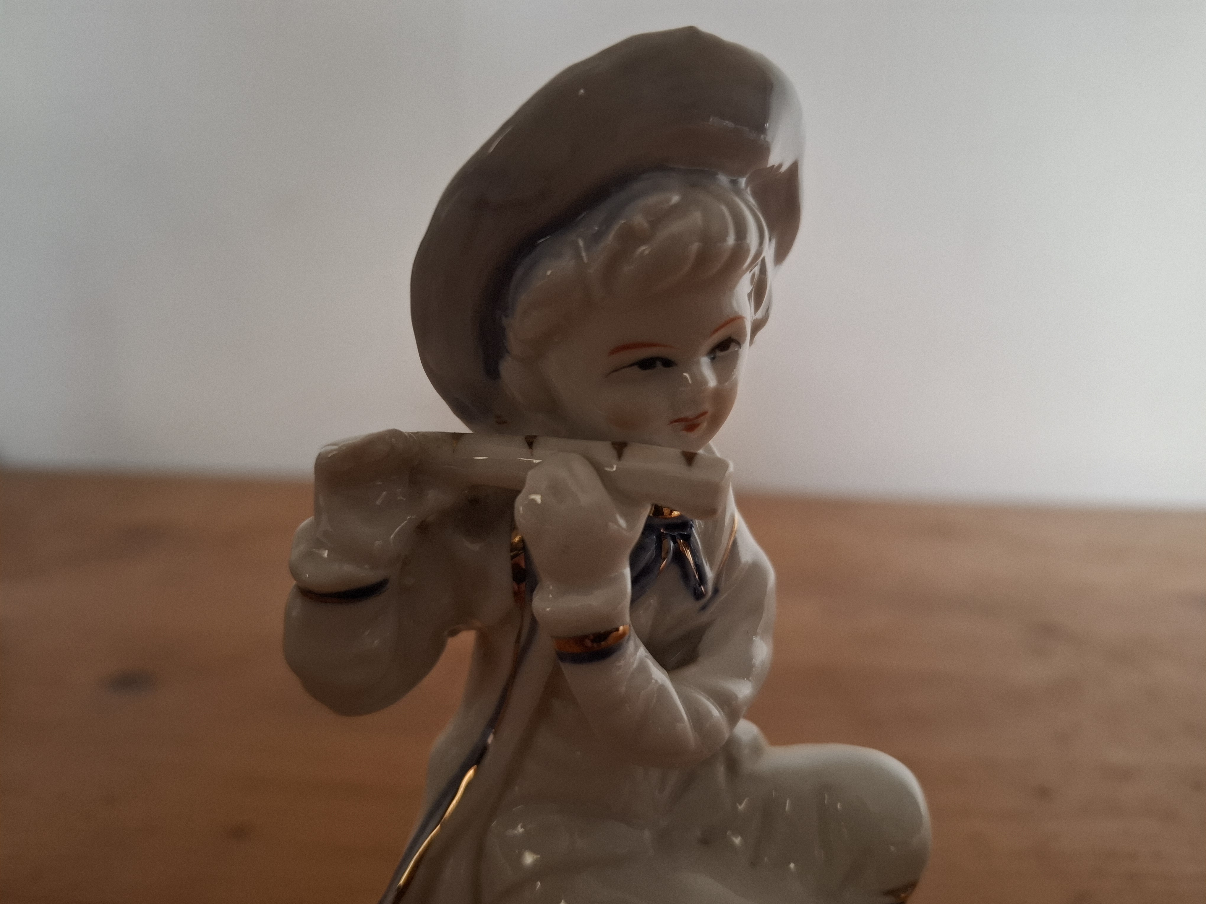 Porcelánová soška muzikant, 15x9cm