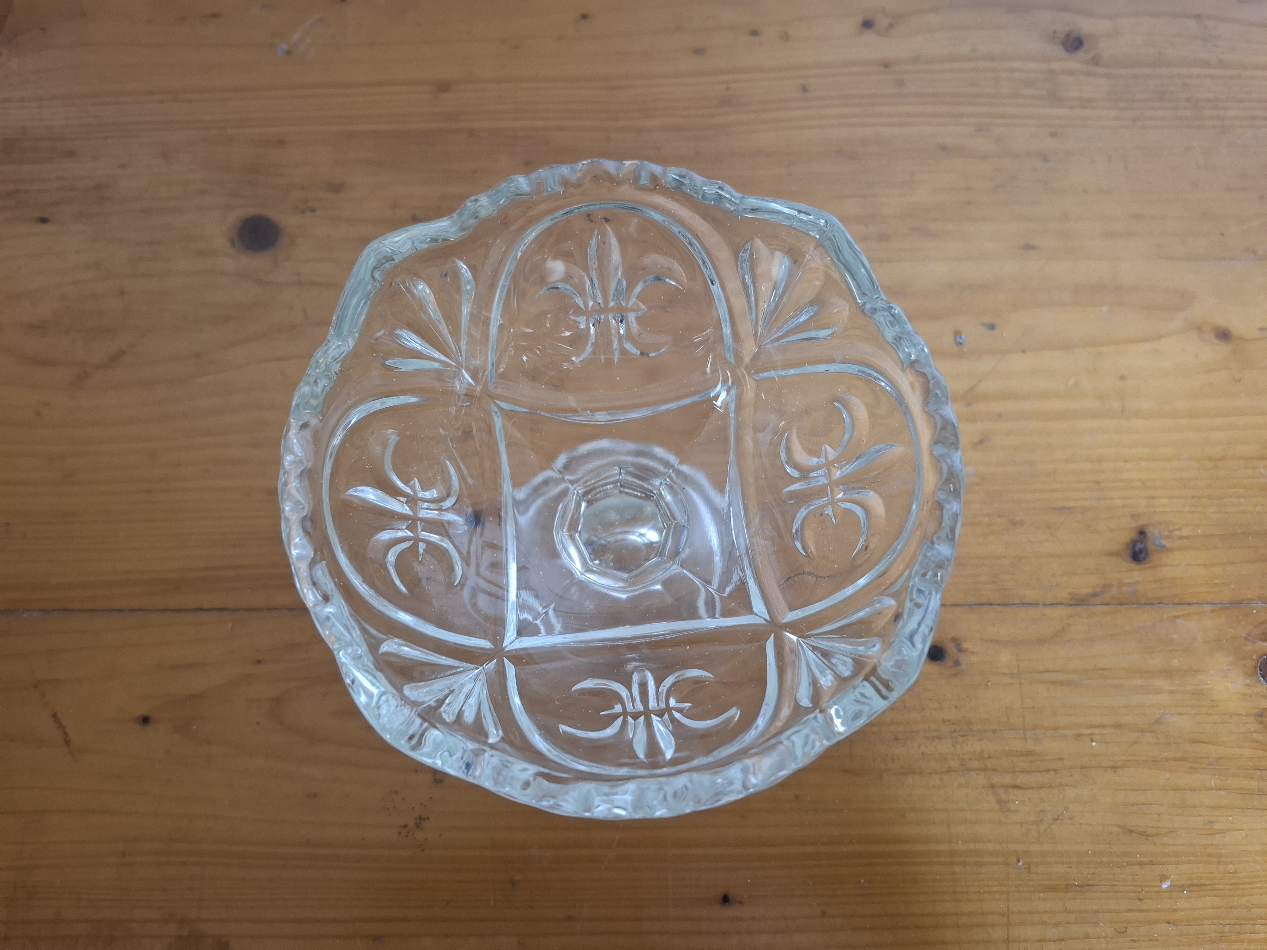 Mísa, miska na nožce, nástolec, dekor lilie/erb