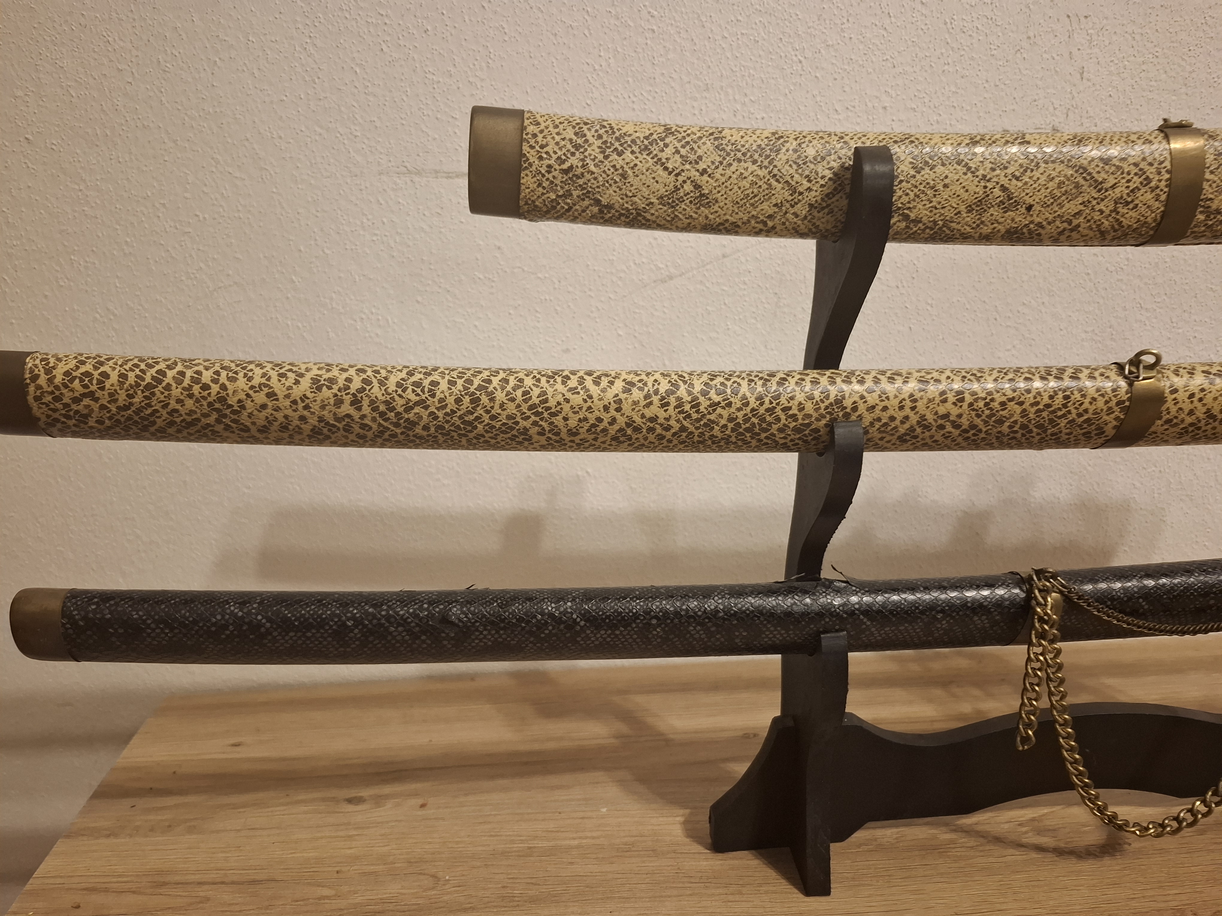 Katany v dřevěném stojanu, samurajský meč, repliky 