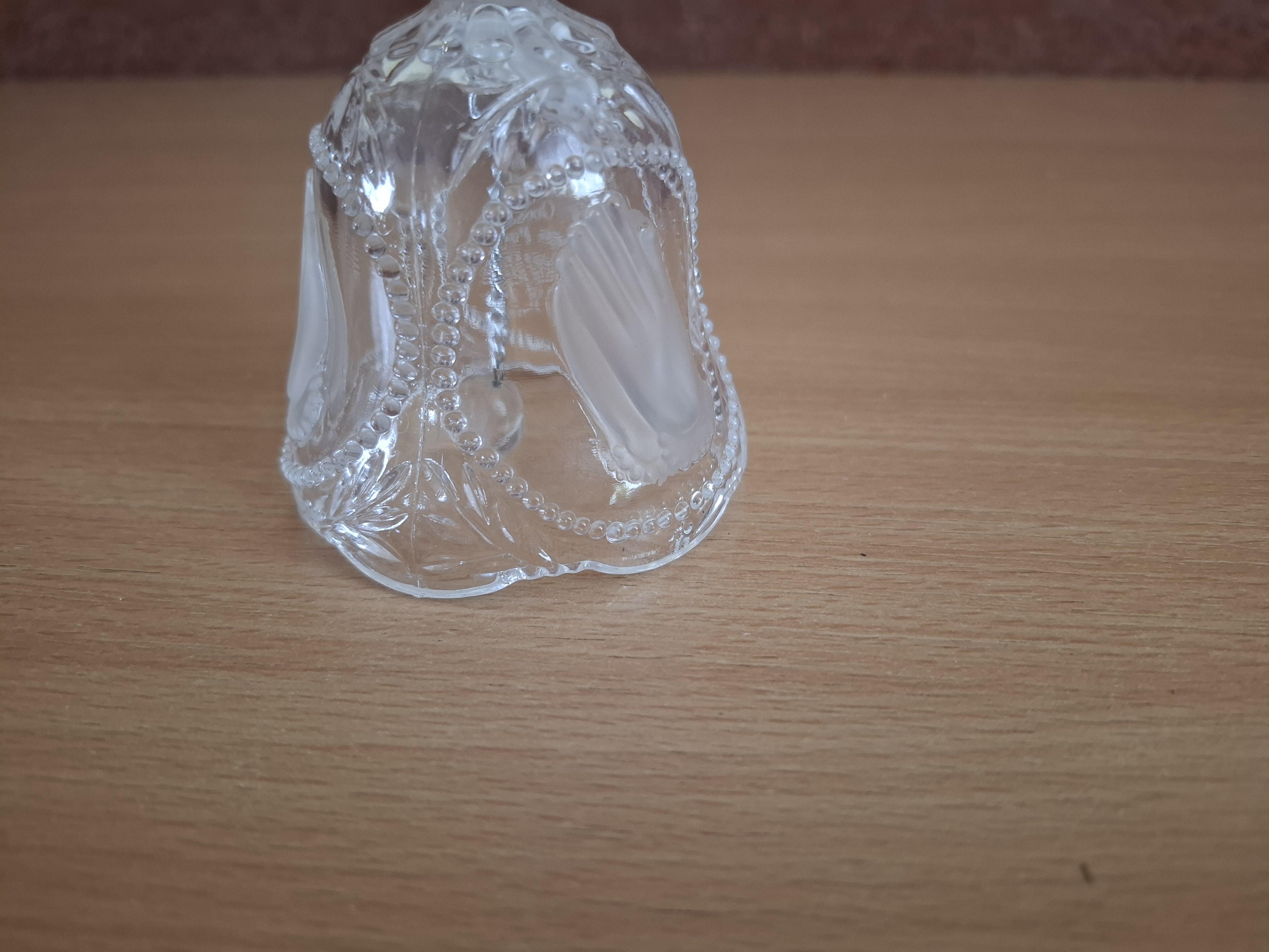 Zvoneček, zvonek, skleněný s anglickým textem, výška 13,6cm