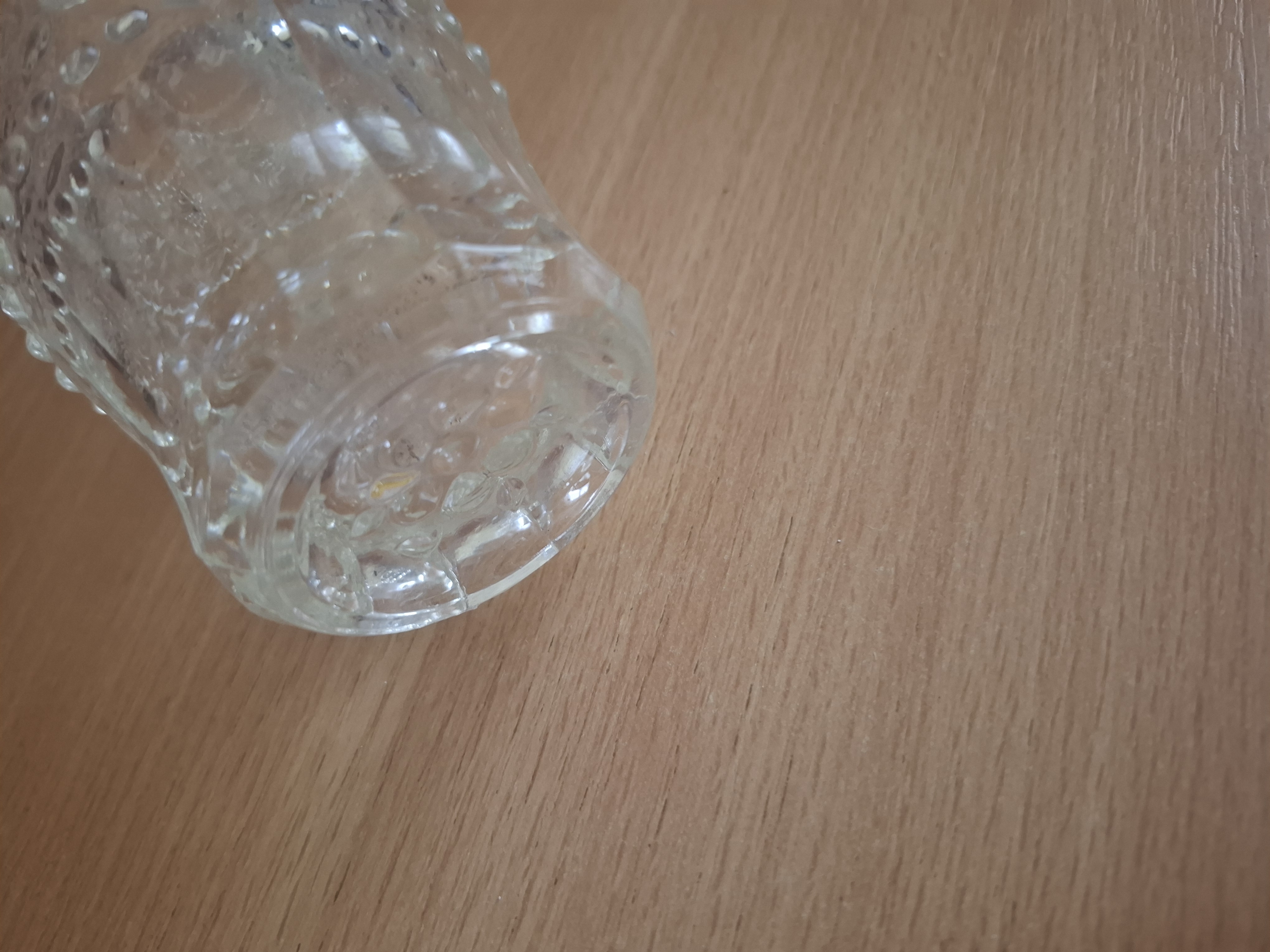 Retro váza, P. Pánek, dekor cibulák, lisované sklo, výška 15,5cm